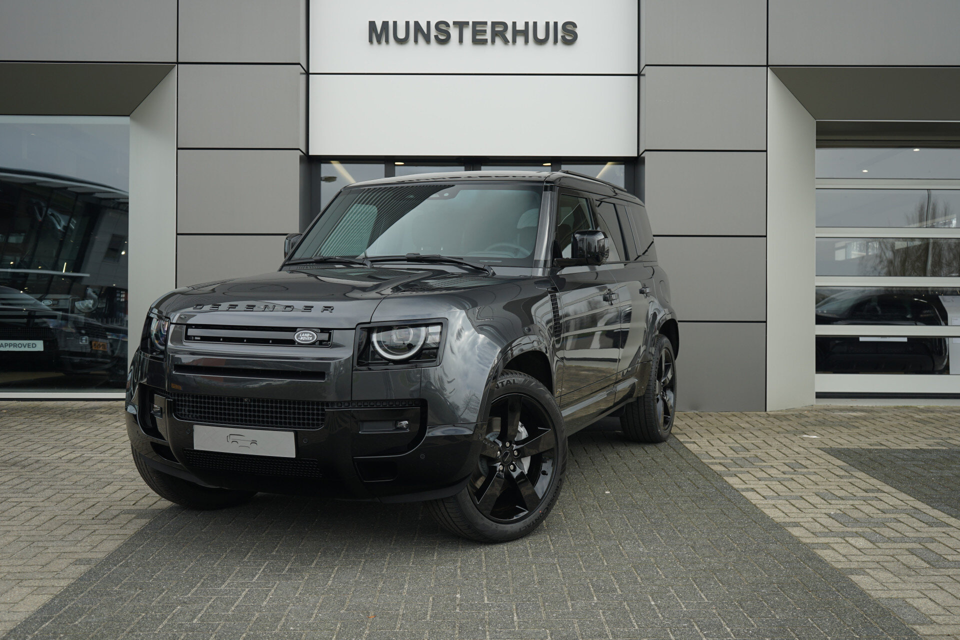 Land Rover Defender 110 P300e 110 X-Dynamic HSE