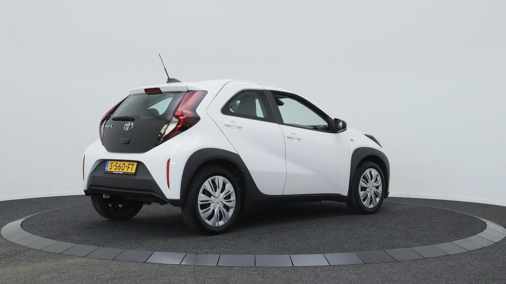 Toyota Aygo X 1.0 VVT-i MT Play | Carplay | All Seasons | Achteruitrijcamera | - Afbeelding 2
