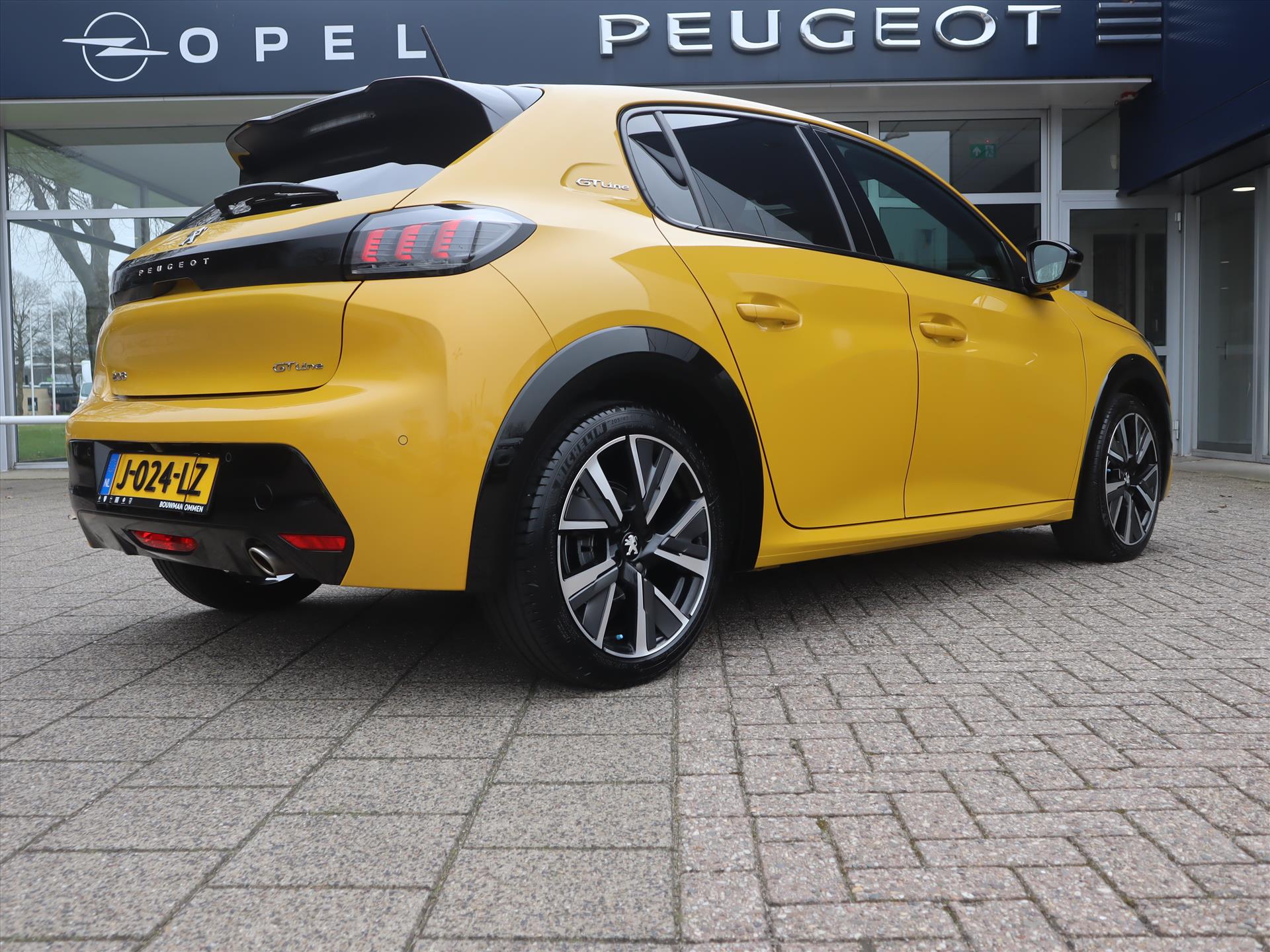 Peugeot 208 GT-Line PureTech 100pk EAT8 automaat, Rijklaarprijs, Navigatie Keyless Entry & Start Black Diamond dak - Afbeelding 4