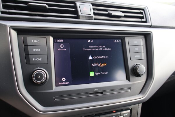 Apple Carplay/Android Auto Apple Carplay/Android Auto