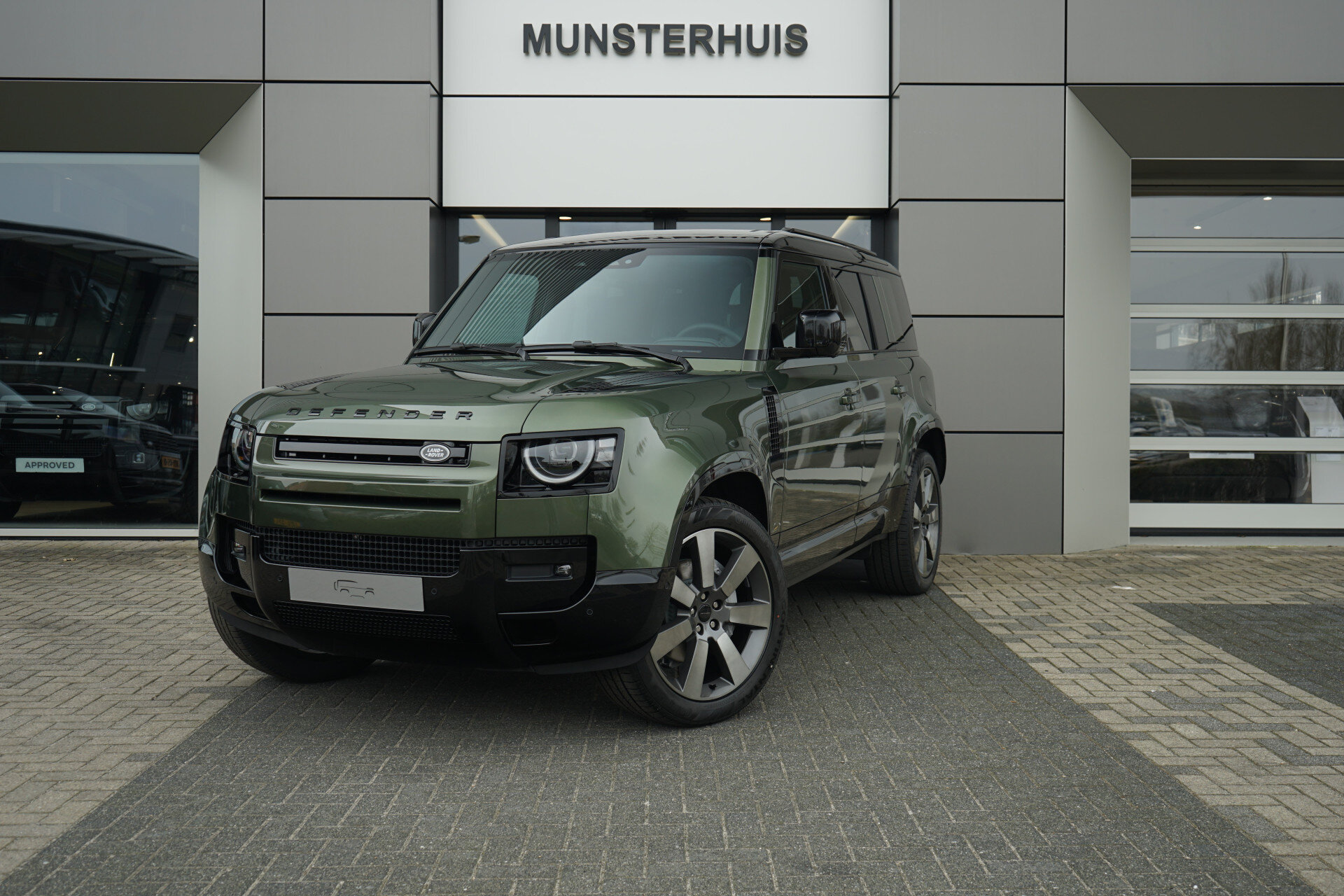 Land Rover Defender 110 P300e 110 X-Dynamic HSE