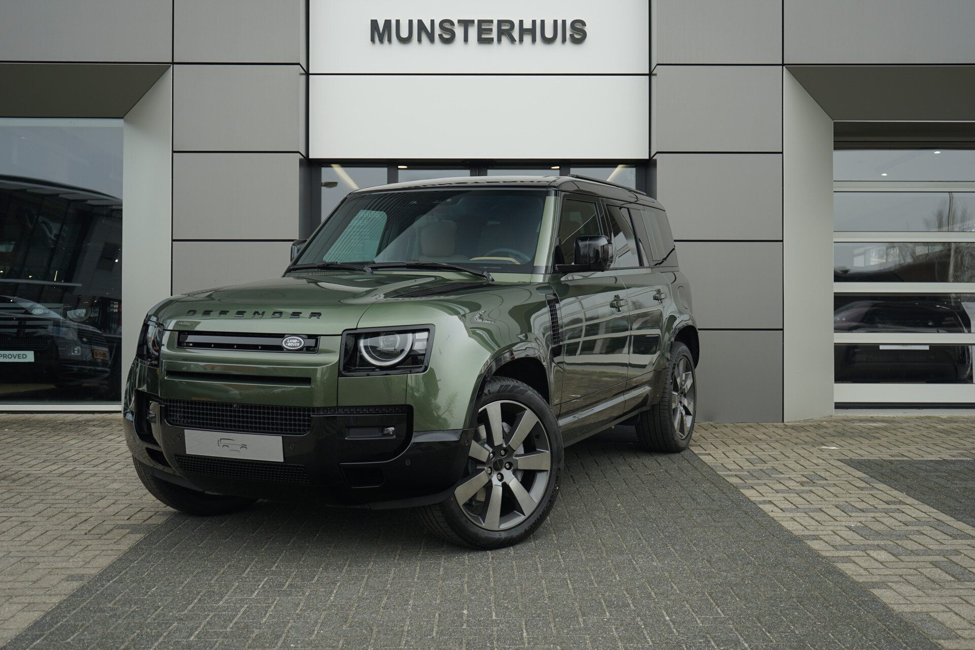 Land Rover Defender 110 P300e 110 X-Dynamic HSE