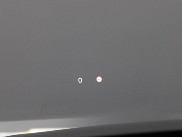 Grafisch Head-up Display voor weergave van de ingestelde snelheid van de adaptieve cruise control, verkeersbordenherkenning en navigatie aanwijzingen