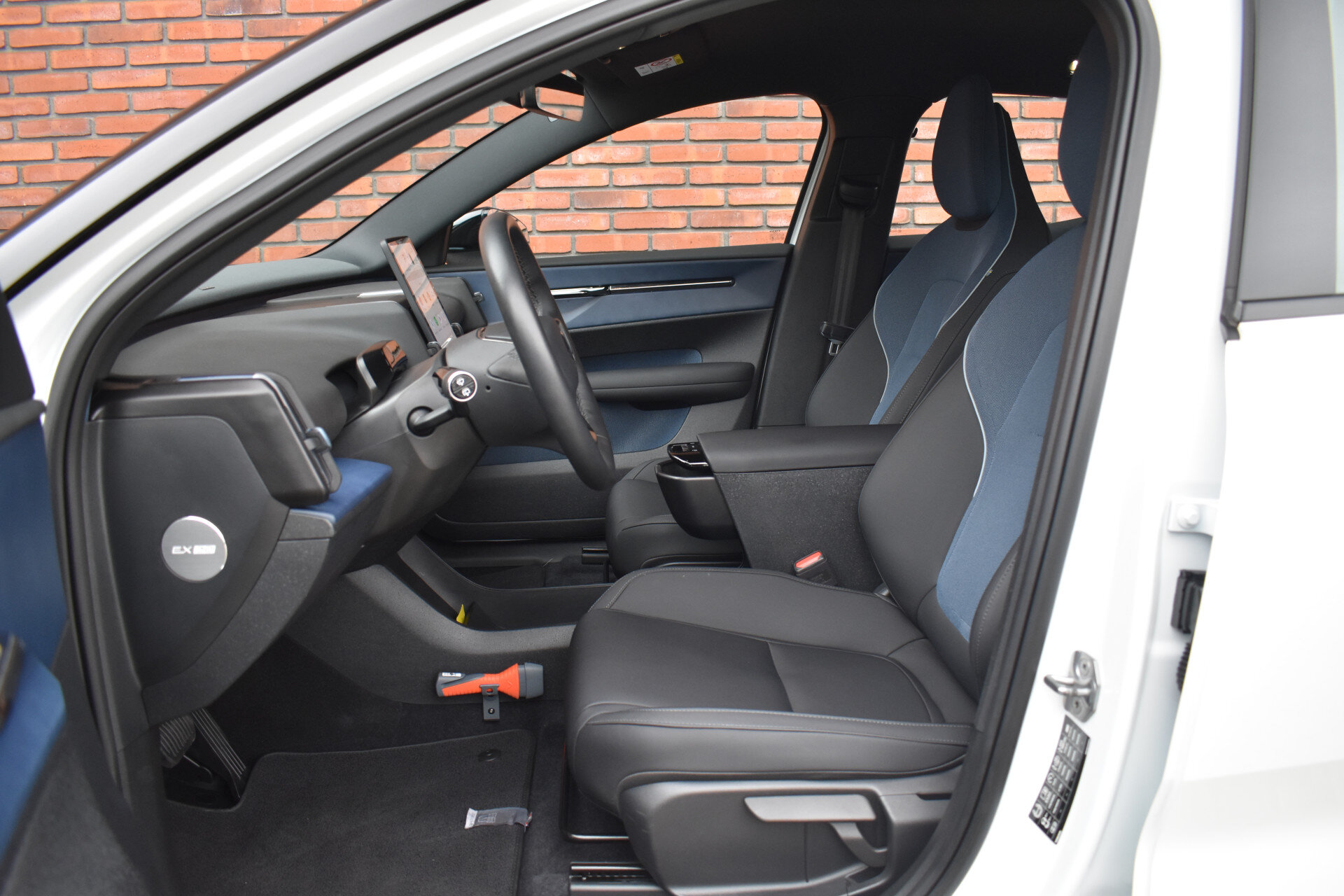 Volvo EX30 Extended Range 272PK Plus 69 kWh - Afbeelding 4