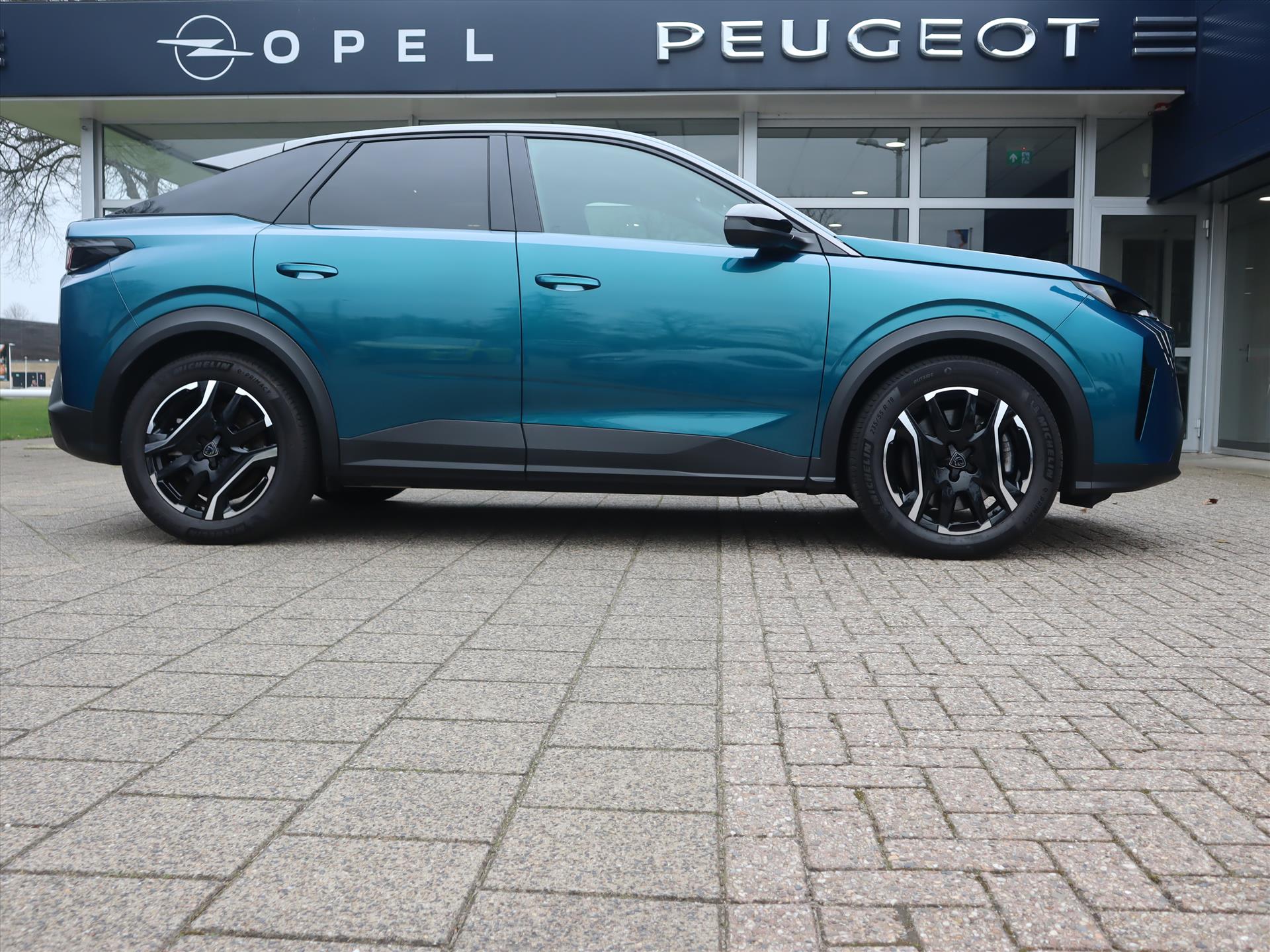 Peugeot e-3008 SUV Allure EV 73 kWh 210pk, Rijklaarprijs, Navigatie Keyless Entry & Start Camera - Afbeelding 3