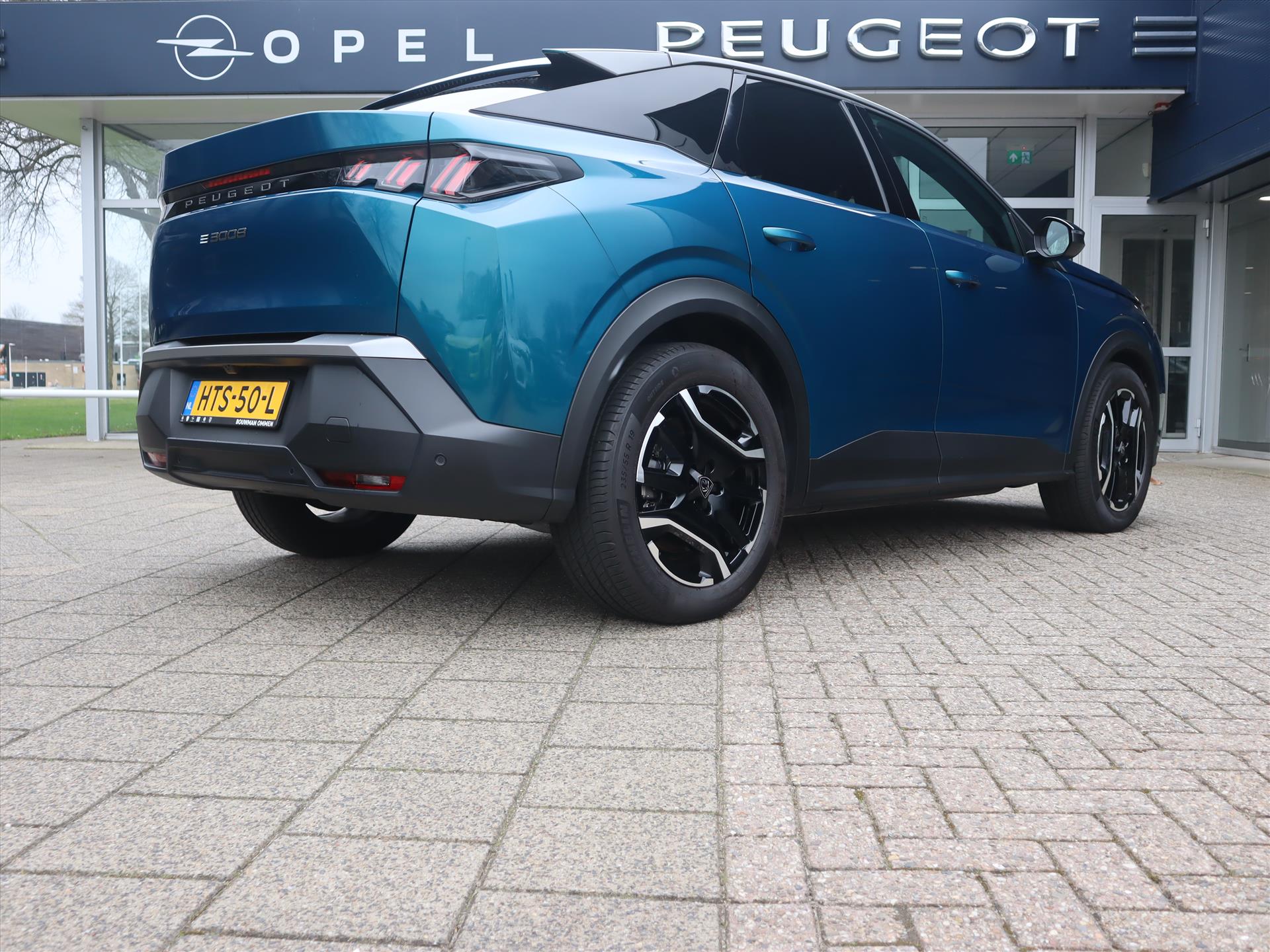 Peugeot e-3008 SUV Allure EV 73 kWh 210pk, Rijklaarprijs, Navigatie Keyless Entry & Start Camera - Afbeelding 4