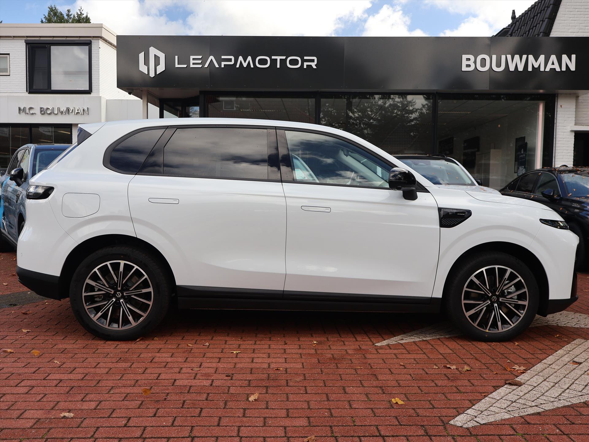 Leapmotor B10 EV 67,1 kWh 218PK Design ProMax, Rijklaarprijs | NIEUW | Panoramadak | Navigatie | Camera | Adaptieve Cruise Control - Afbeelding 4