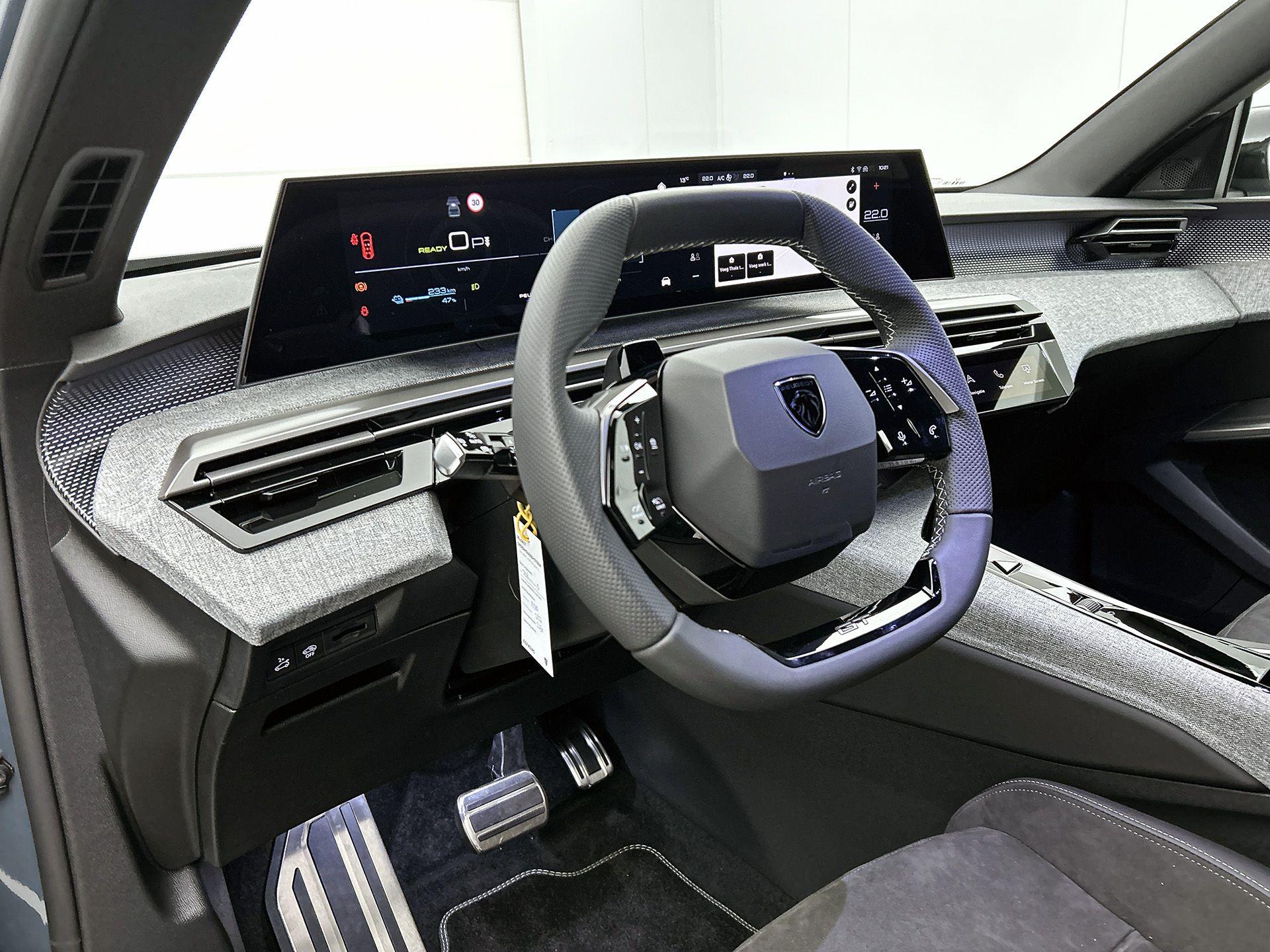 Peugeot e-5008