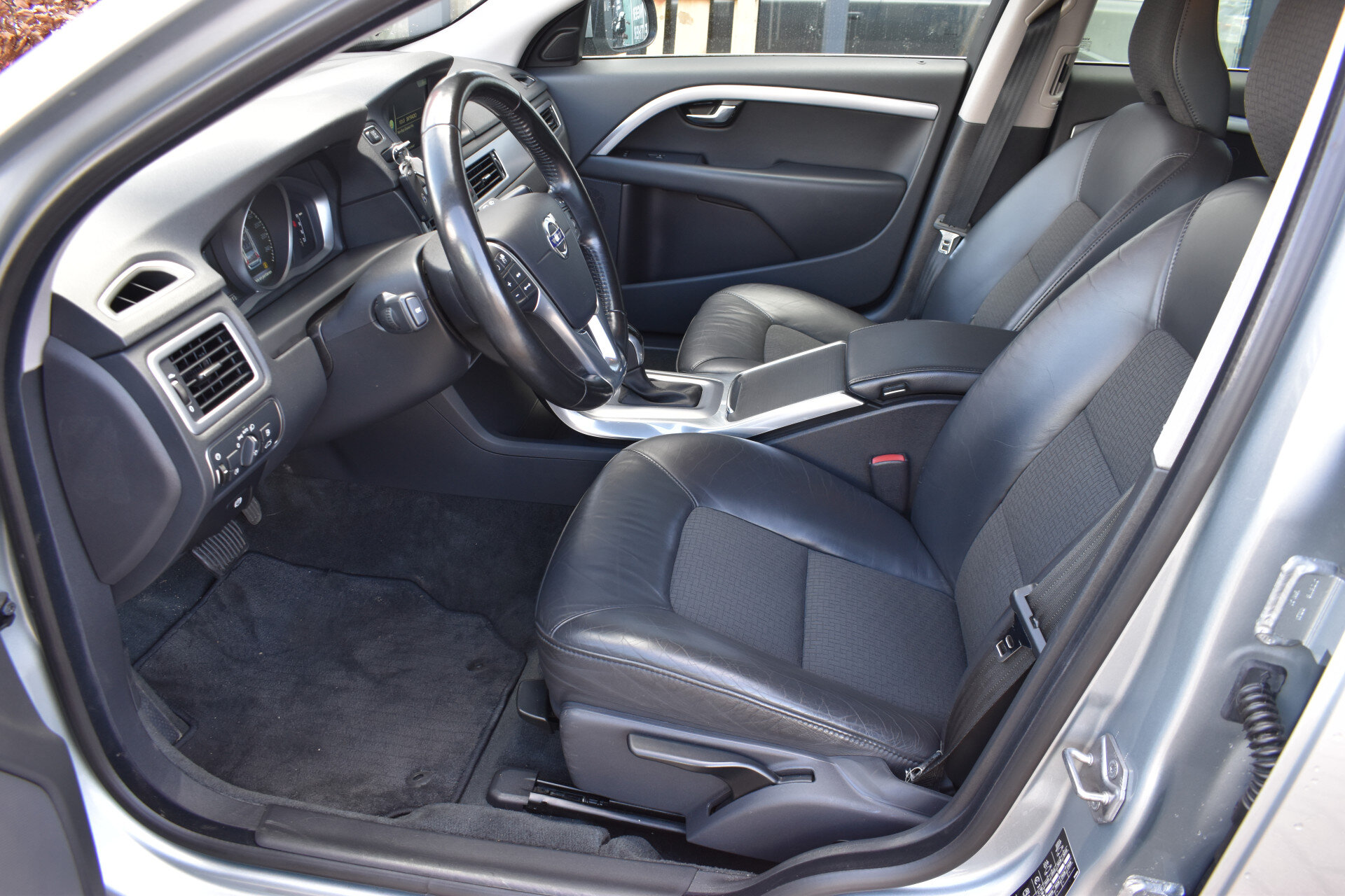 Volvo V70 T4 190PK Automaat Classic Edition - Afbeelding 2