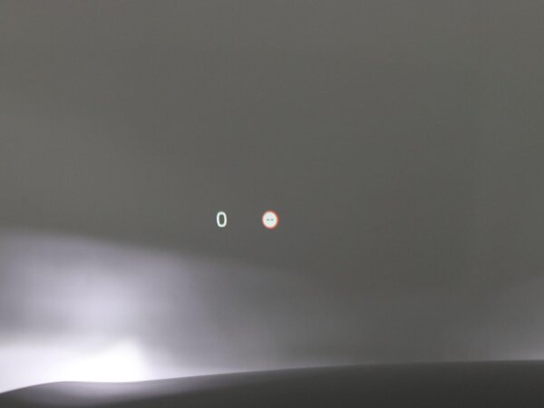 Grafisch Head-up Display voor weergave van de ingestelde snelheid van de adaptieve cruise control, verkeersbordenherkenning en navigatie aanwijzingen