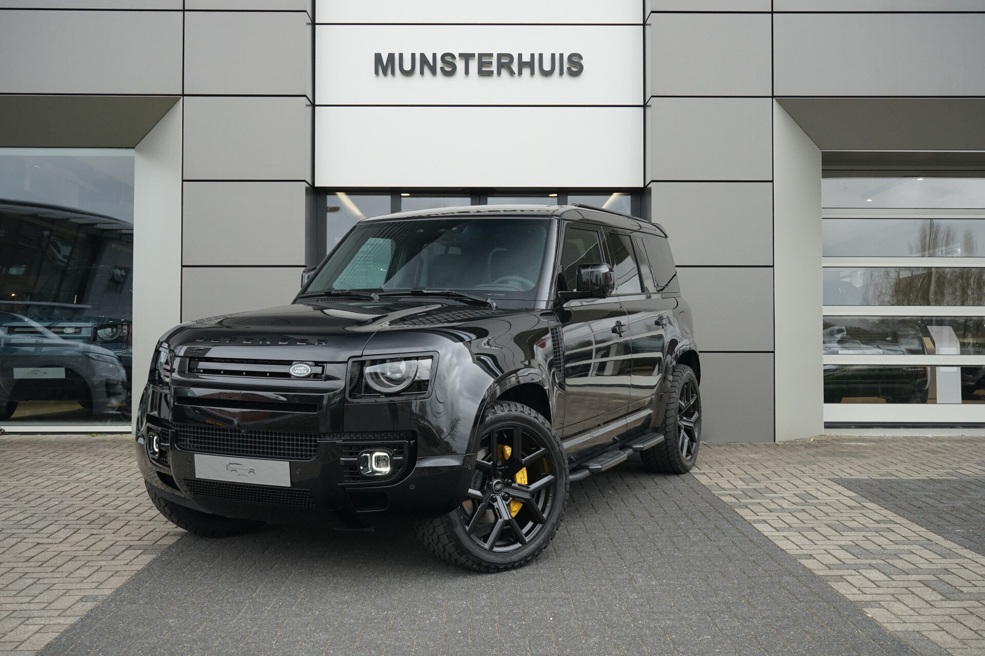 Land Rover Defender 110 P300e 110 X-Dynamic SE