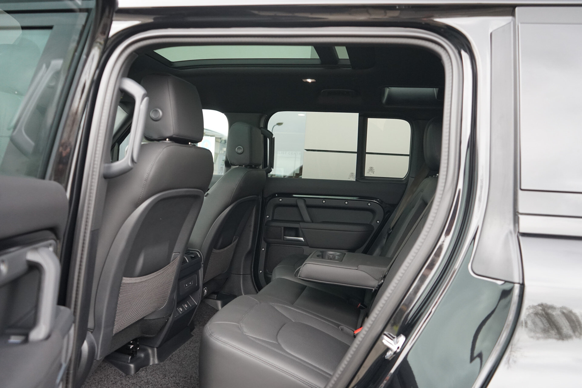 Land Rover Defender 110 P300e 110 X-Dynamic SE - Afbeelding 5