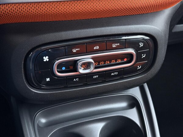 Airconditioning met automatischetemperatuurregelingen actieve-koolstoffilter Airconditioning met automatischetemperatuurregelingen actieve-koolstoffilter