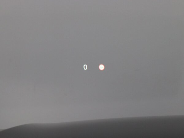 Grafisch Head-up Display voor weergave van de ingestelde snelheid van de adaptieve cruise control, verkeersbordenherkenning en navigatie aanwijzingen