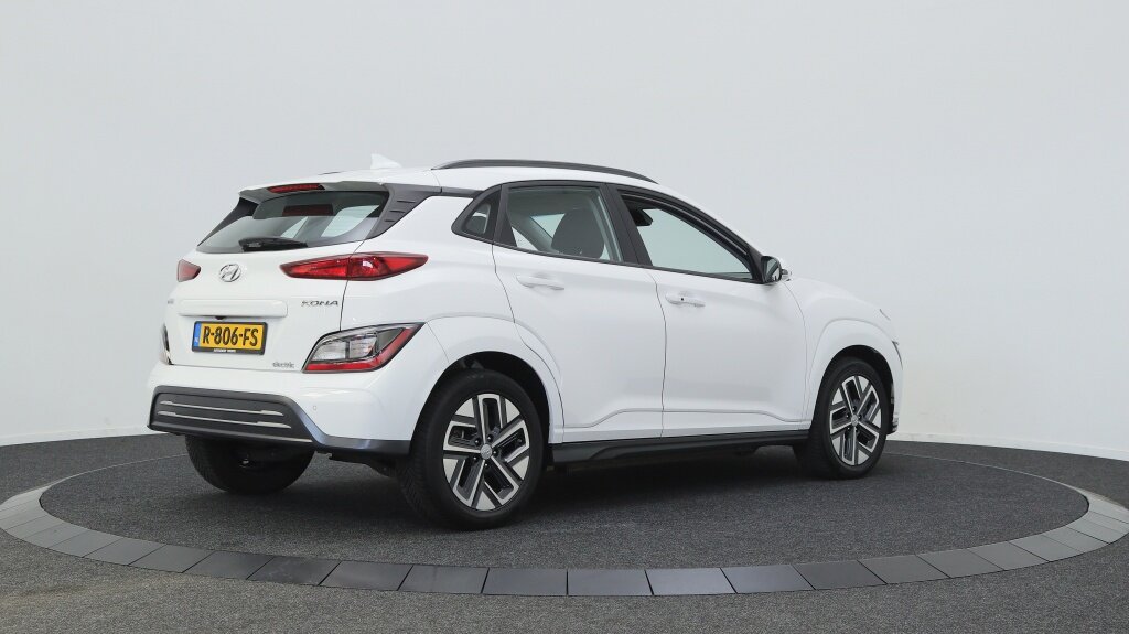 Hyundai Kona EV Comfort 64 kWh | 3 Fase | Carplay | All Seasons | - Afbeelding 2