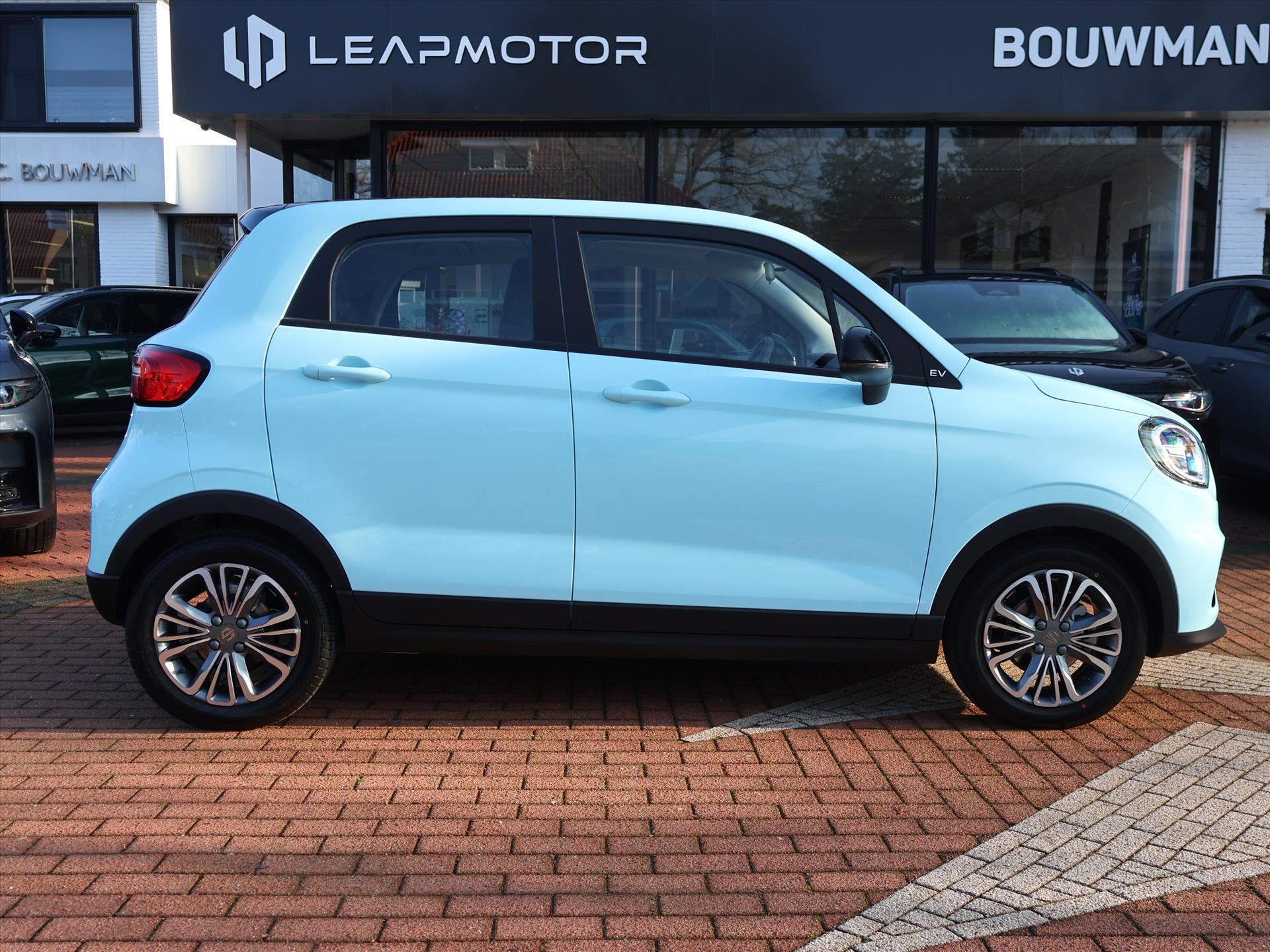 Leapmotor T03 EV 37,3 kWh 95PK Design, Rijklaarprijs | Camera | Navigatie | Panoramadak | Lichtmetalen wielen - Afbeelding 4