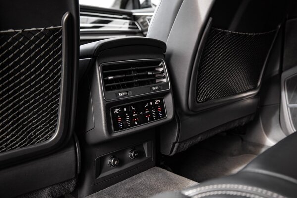 voorstoelen en achterbank verwarmd