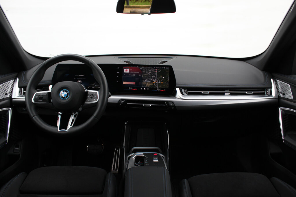 BMW iX1 13