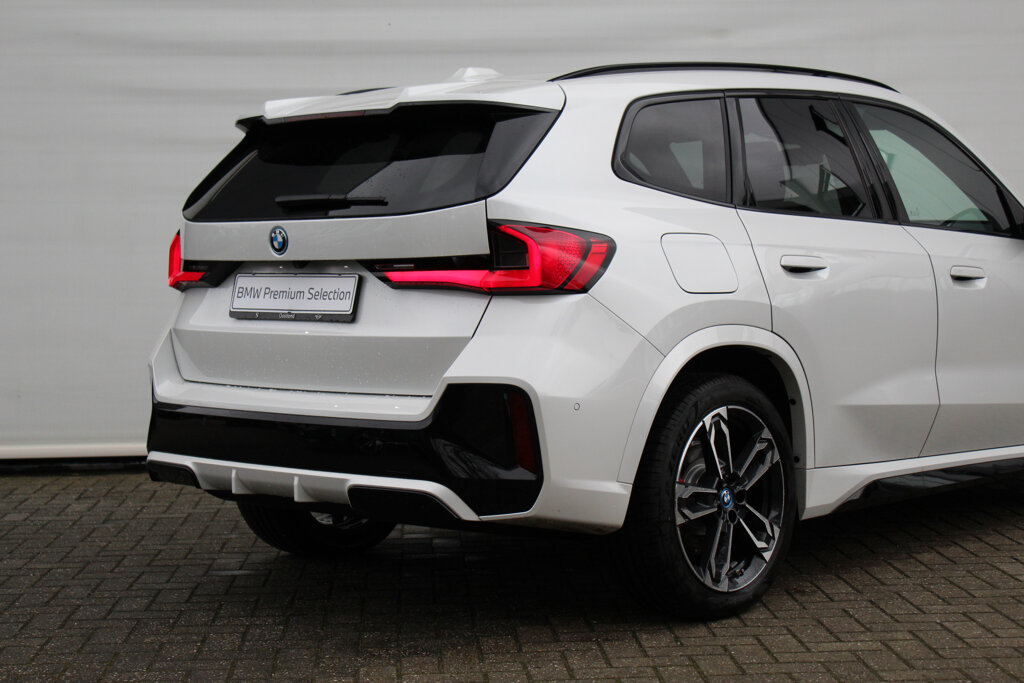 BMW iX1 21