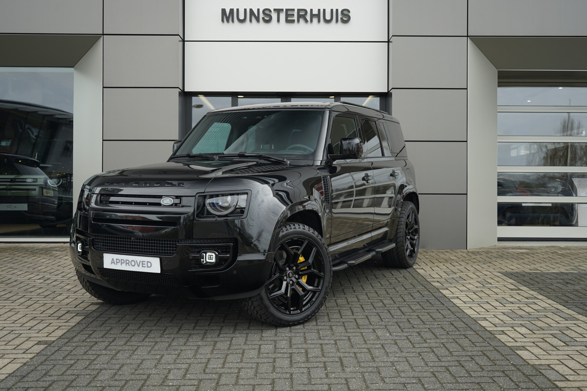 Land Rover Defender 110 P300e 110 X-Dynamic SE