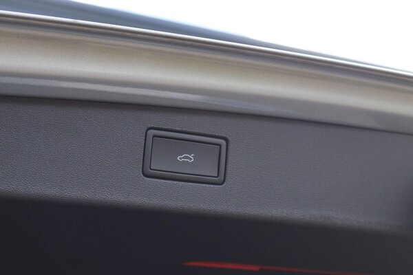 elektrisch bedienbare achterklep met sensorsturing