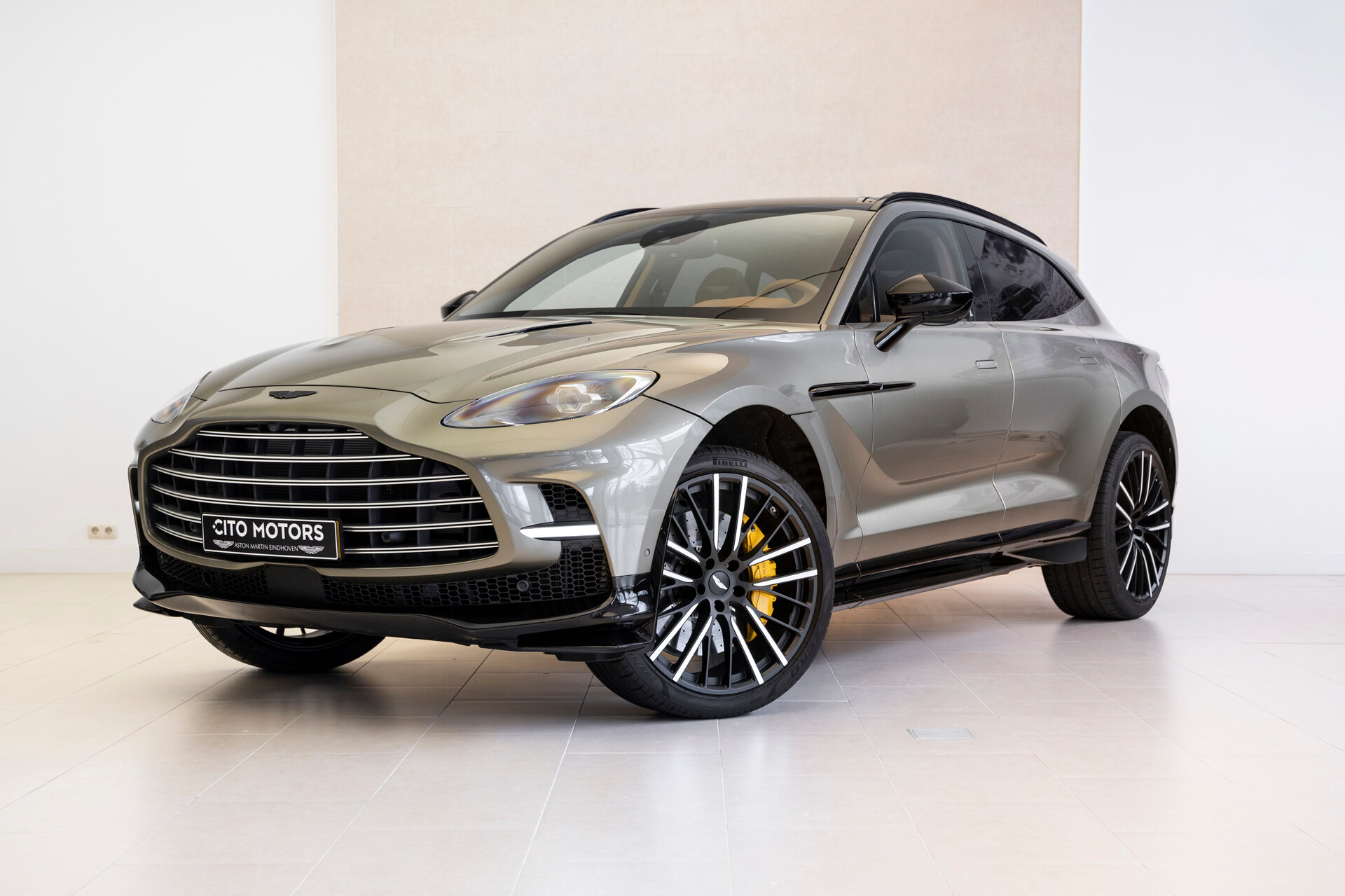 Aston Martin DBX 707