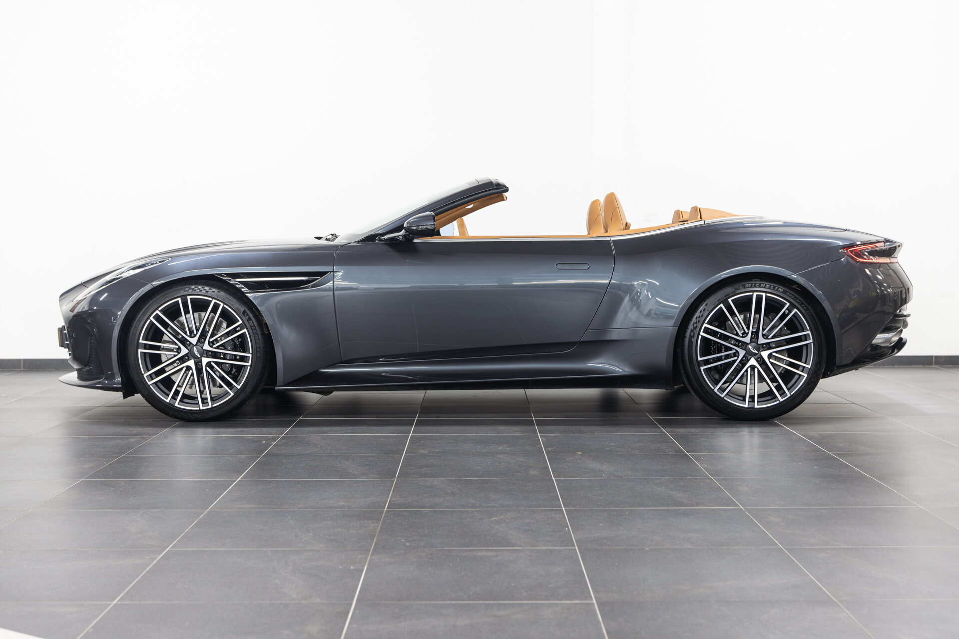 Aston Martin DB12 VOLANTE - Afbeelding 2