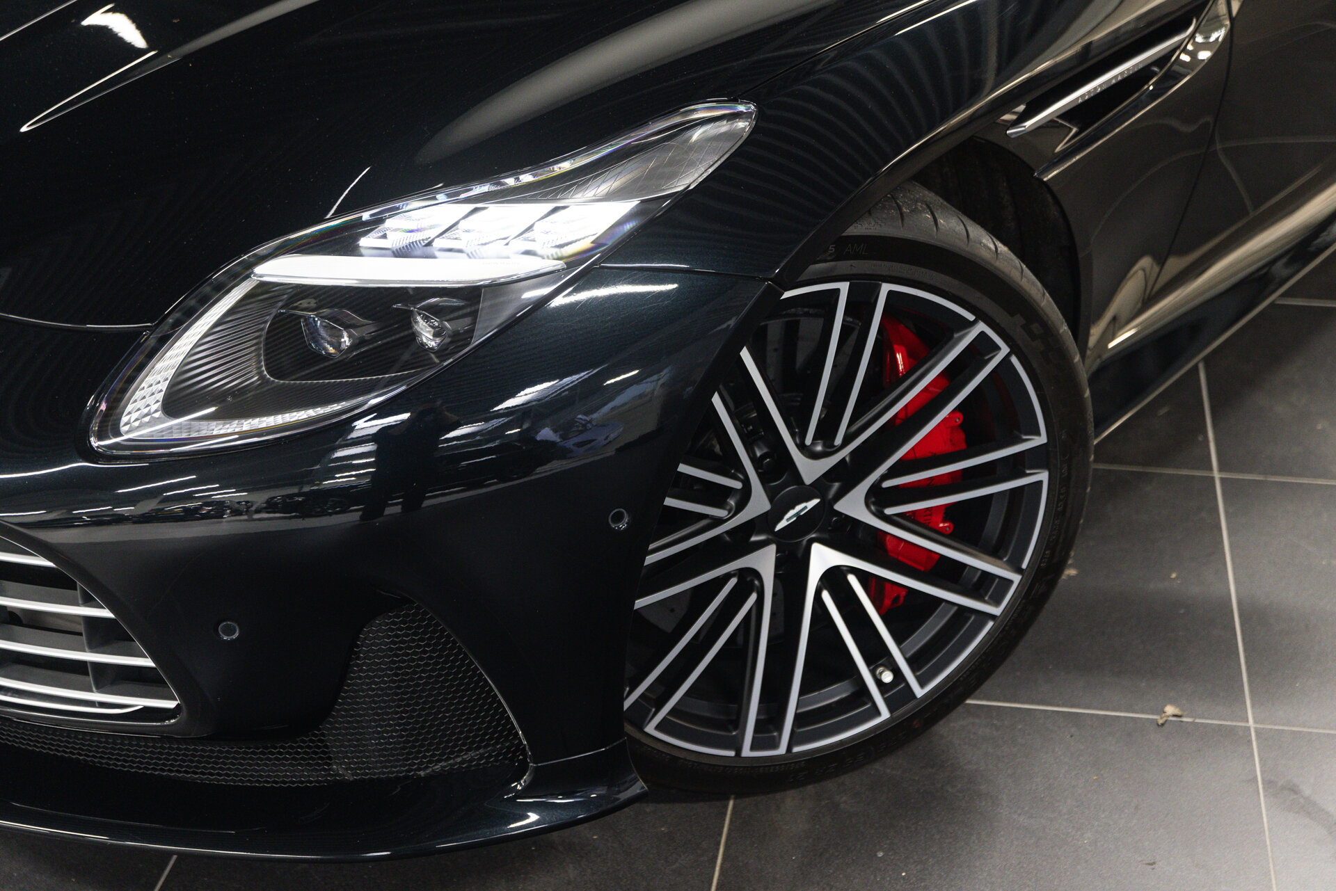 Aston Martin DB12 Coupe - Afbeelding 4