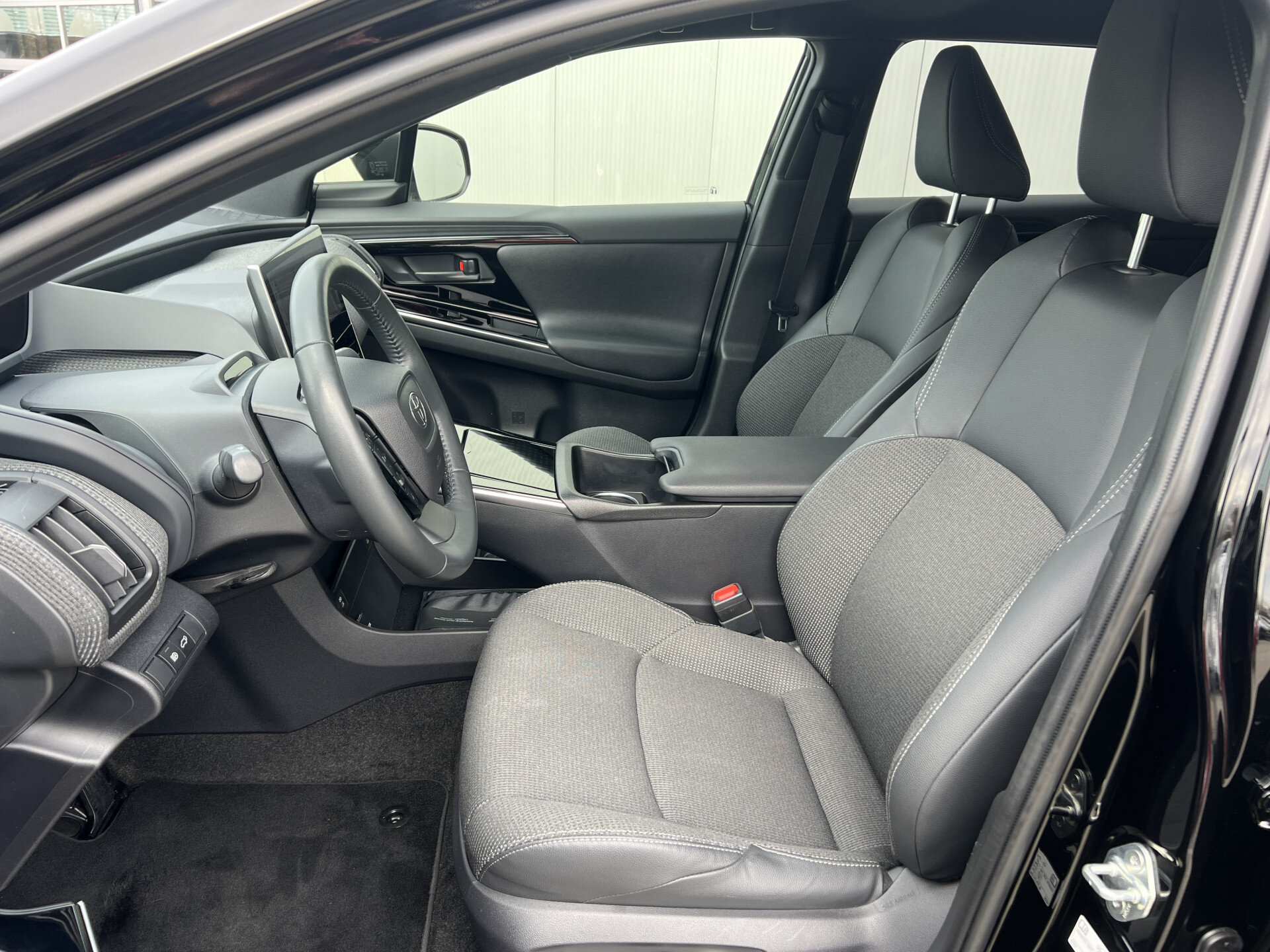 Toyota bZ4X Dynamic 71 kWh Paasaanbieding Gratis Lader Twv €1300 - Afbeelding 2