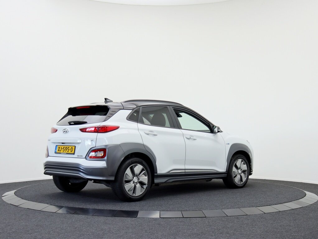 Hyundai Kona EV Premium 64 kWh | Warmtepomp | Leder | Zwart dak - Afbeelding 2