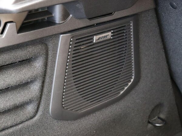 8 speakers en een subwoofer in de kofferruimte
