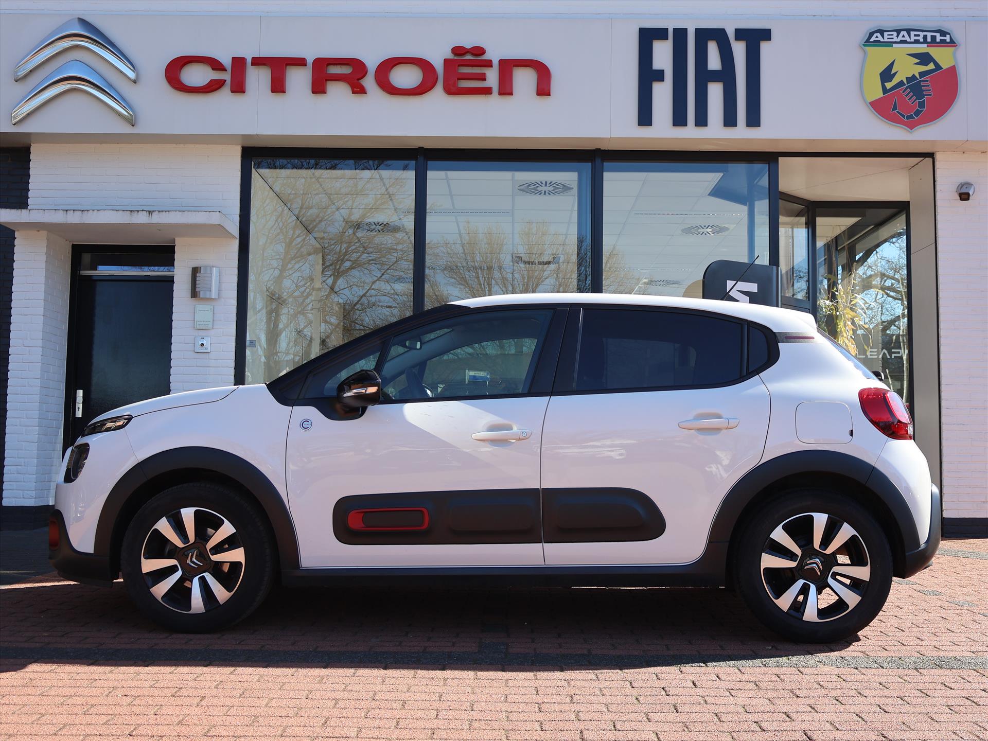 Citroën C3 PureTech 83PK S&S C-Series, Rijklaarprijs | Trekhaak | Camera | Apple Carplay | Lichtmetalen wielen | Parkeersensoren | DAB+ - Afbeelding 2
