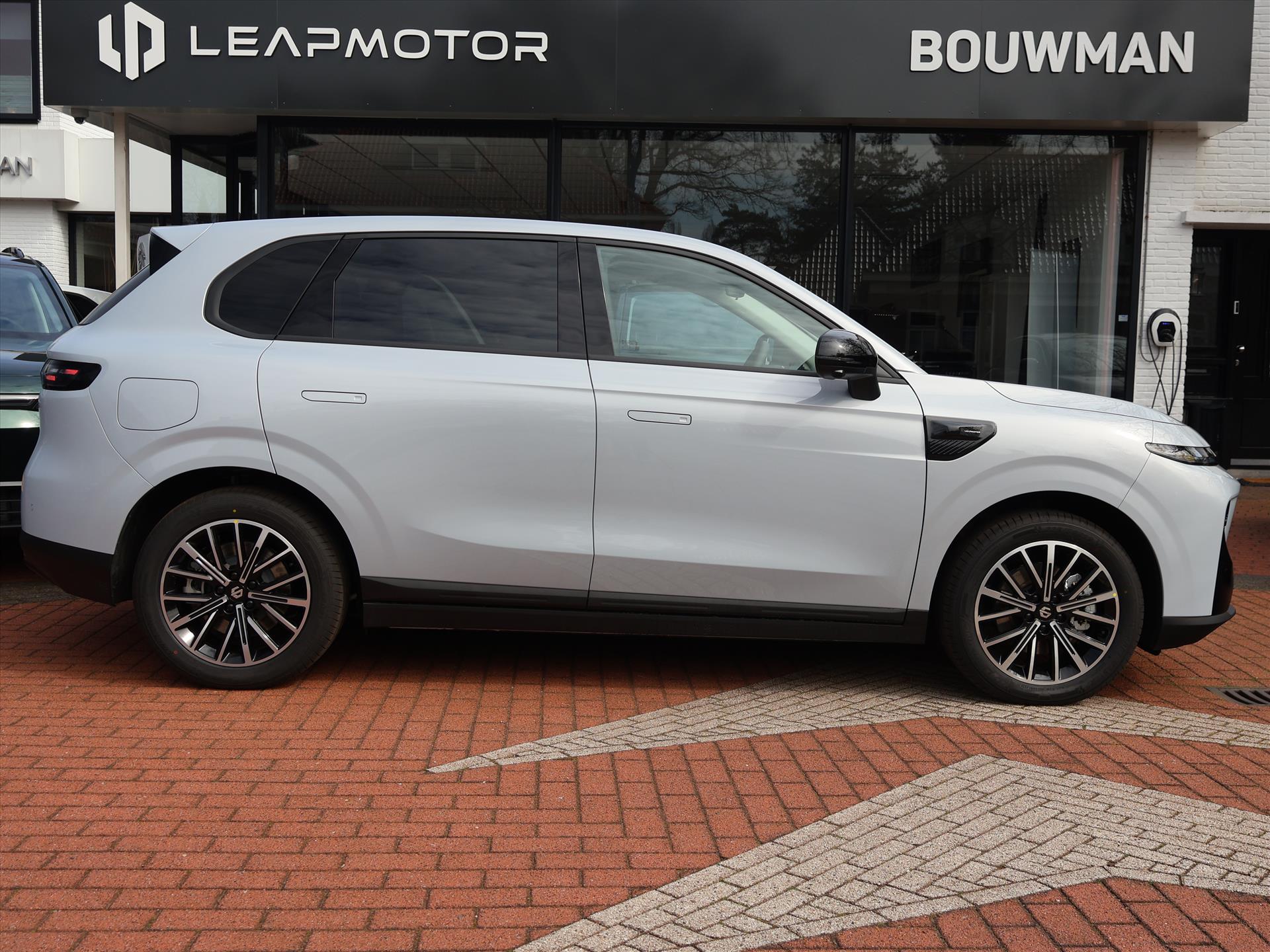 Leapmotor B10 EV 67,1 kWh 218PK Design ProMax, Rijklaarprijs | NIEUW | Panoramadak | Navigatie | Camera | Adaptieve Cruise Control - Afbeelding 4