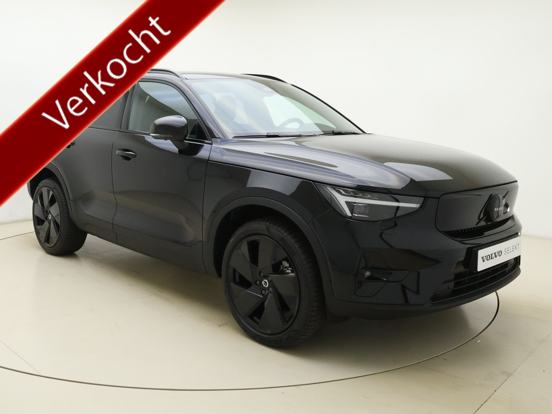 Volvo EX40 Extended Range Plus Black Edition