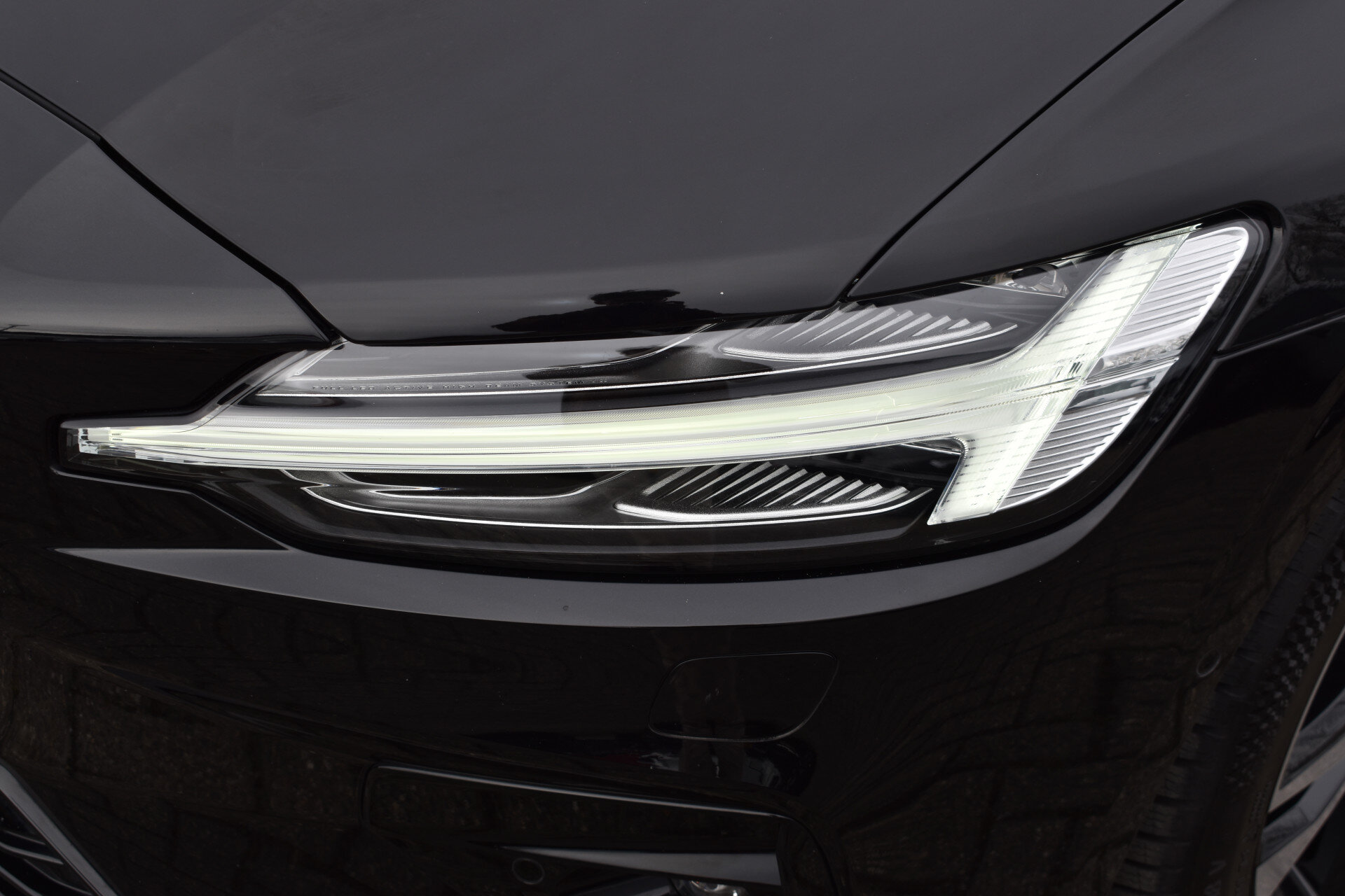 Volvo V60 B4 211PK Automaat Plus Dark - Afbeelding 3