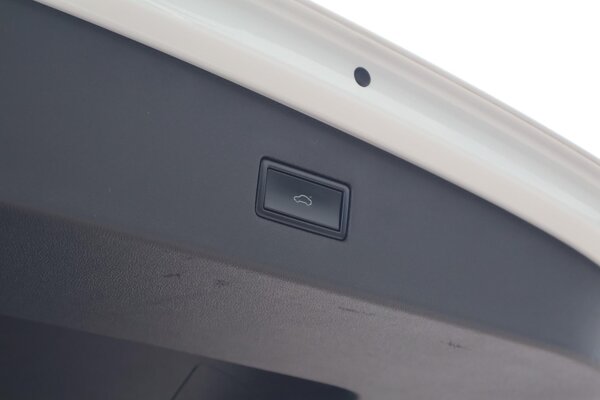 elektrisch bedienbare achterklep met sensorsturing