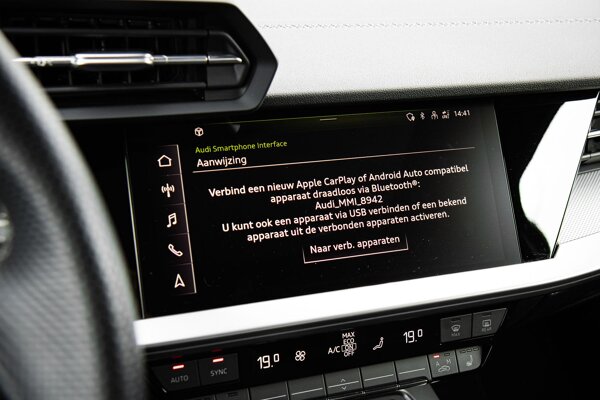 Apple Carplay/Android Auto Apple Carplay/Android Auto