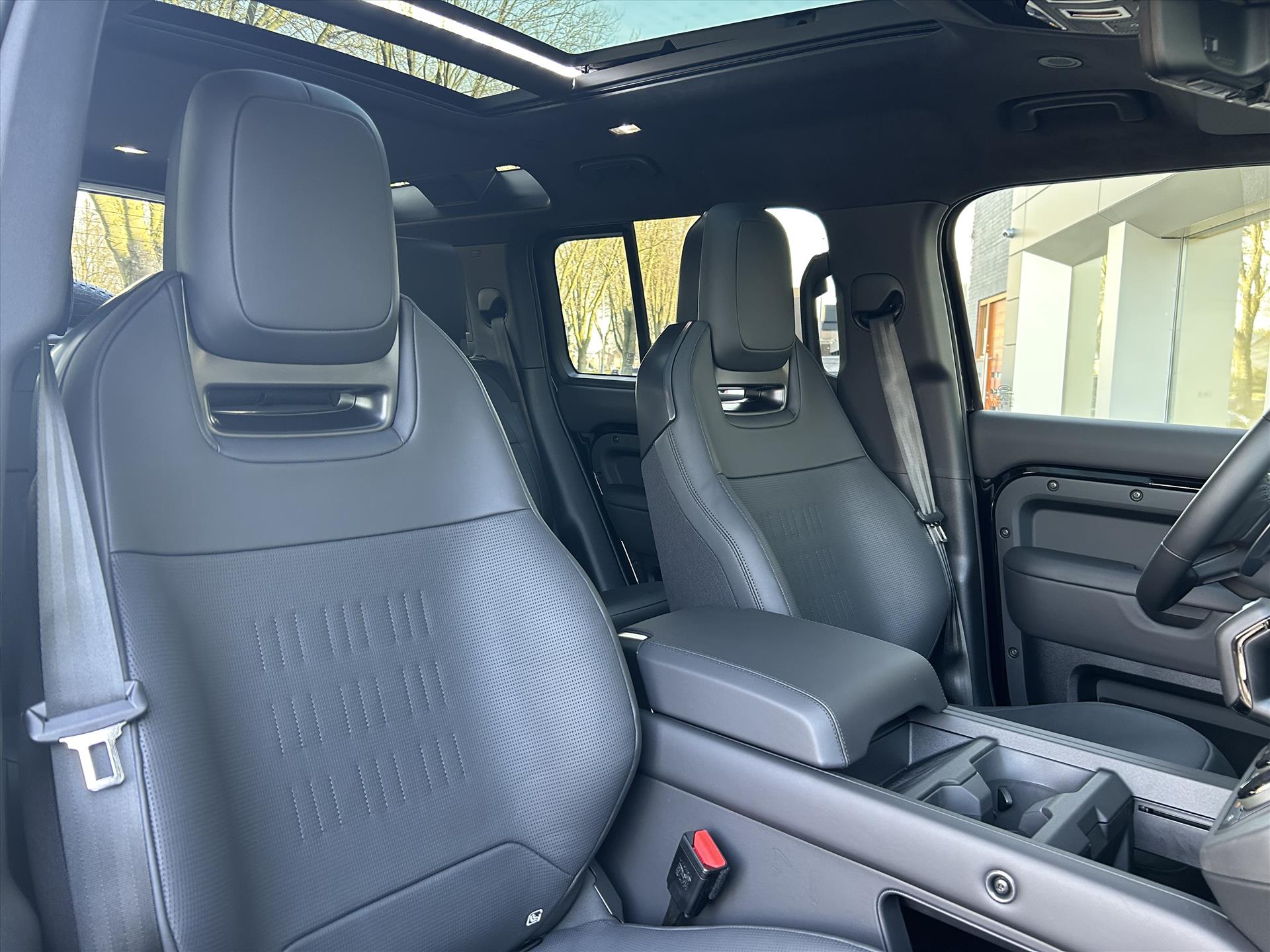 Land Rover Defender P635 V8 AWD OCTA BLACK - Afbeelding 4