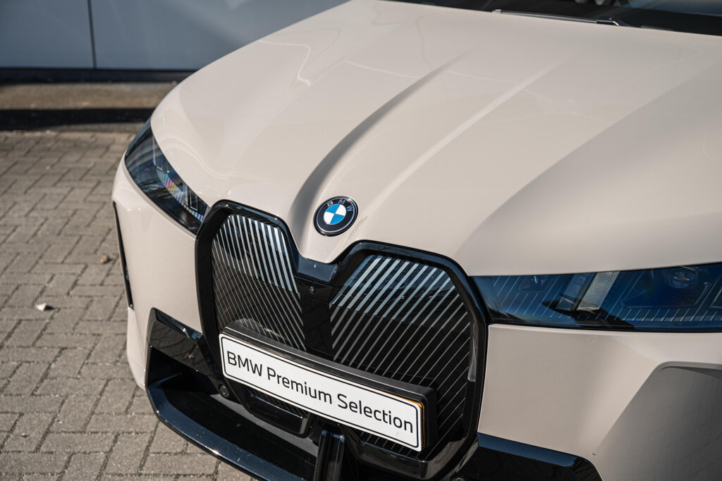 BMW iX 8