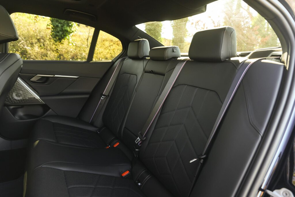 BMW i5 12
