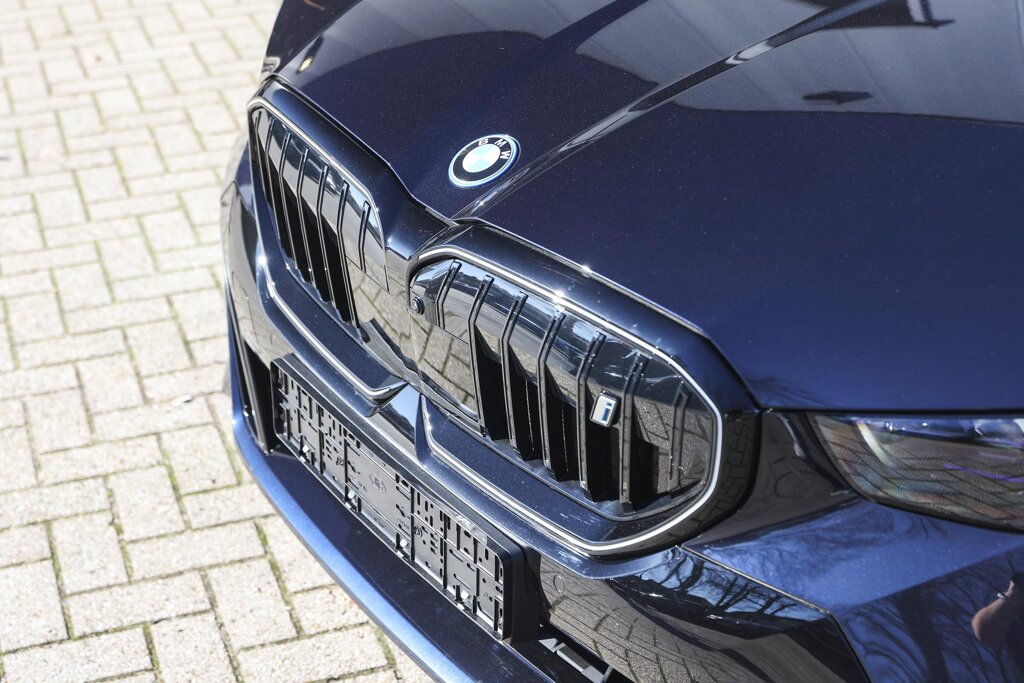 BMW i5 27