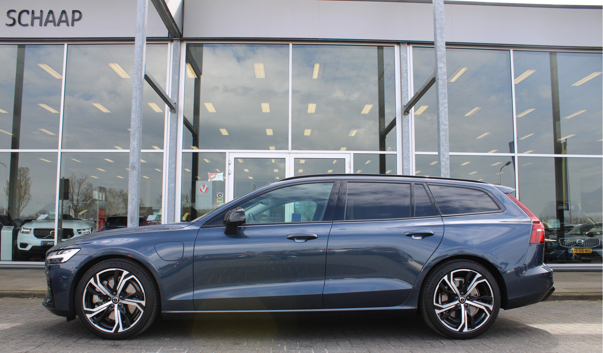 Volvo V60 T6 Plug-in Hybrid AWD Plus Dark - Afbeelding 2