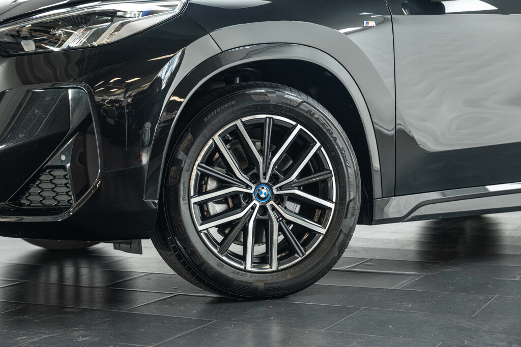 BMW iX1 33