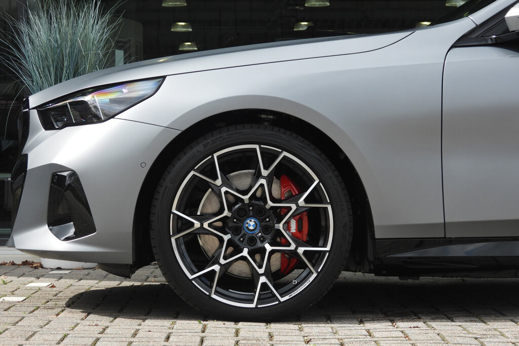 BMW i5 23