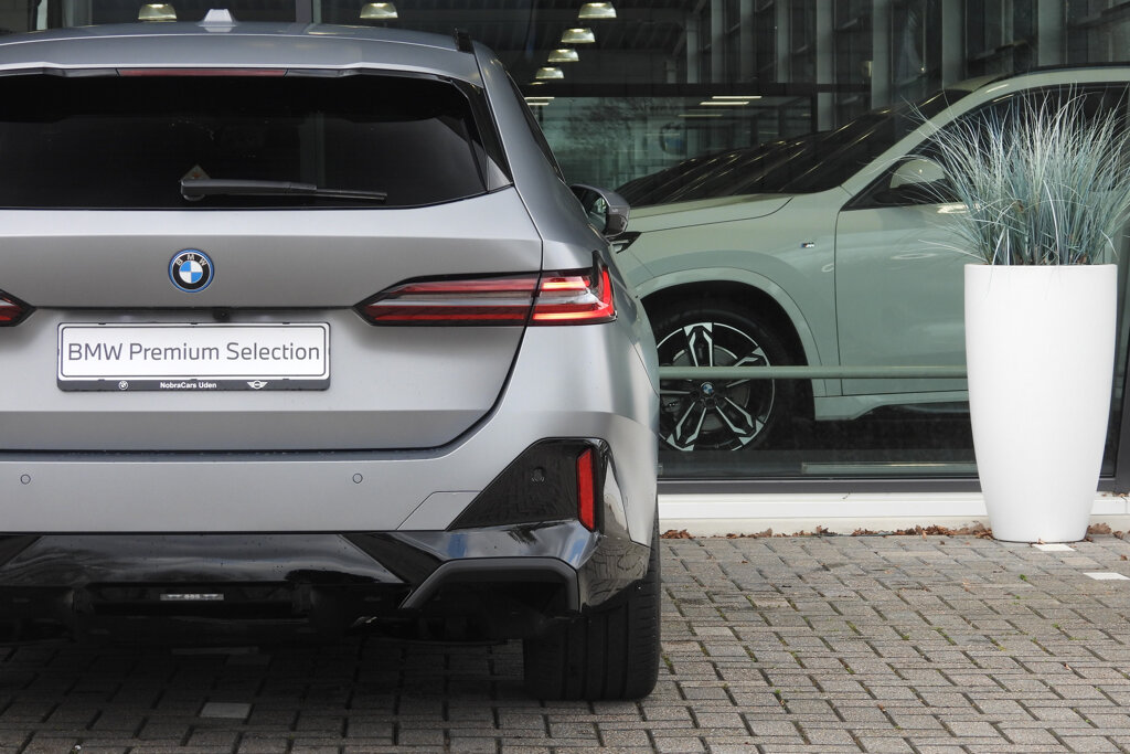 BMW i5 27