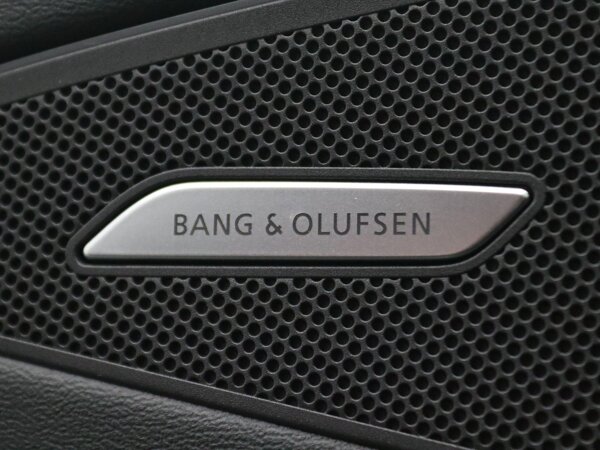 Bang & Olufsen luidsprekers in de hoofsteunen vóór Bang & Olufsen luidsprekers in de hoofsteunen vóór
