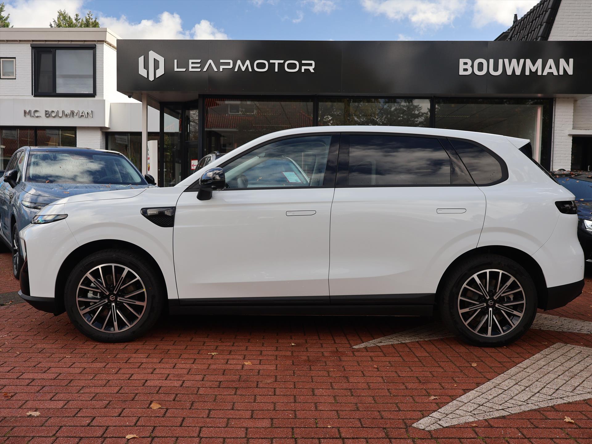 Leapmotor B10 EV 67,1 kWh 218PK Design ProMax, Rijklaarprijs | NIEUW | Panoramadak | Navigatie | Camera | Adaptieve Cruise Control - Afbeelding 4
