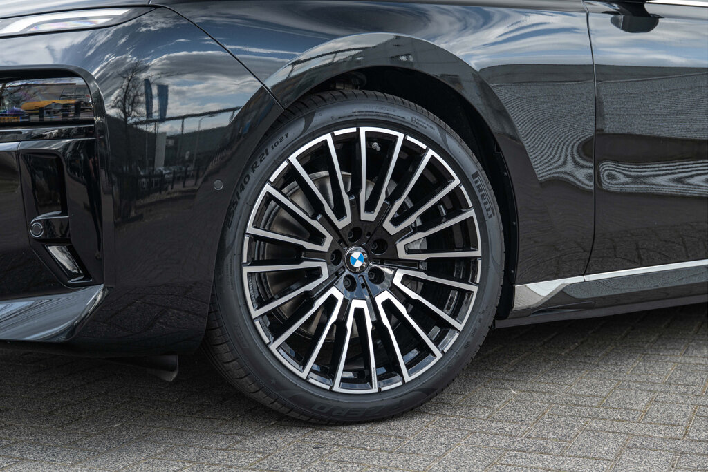 BMW i7 4
