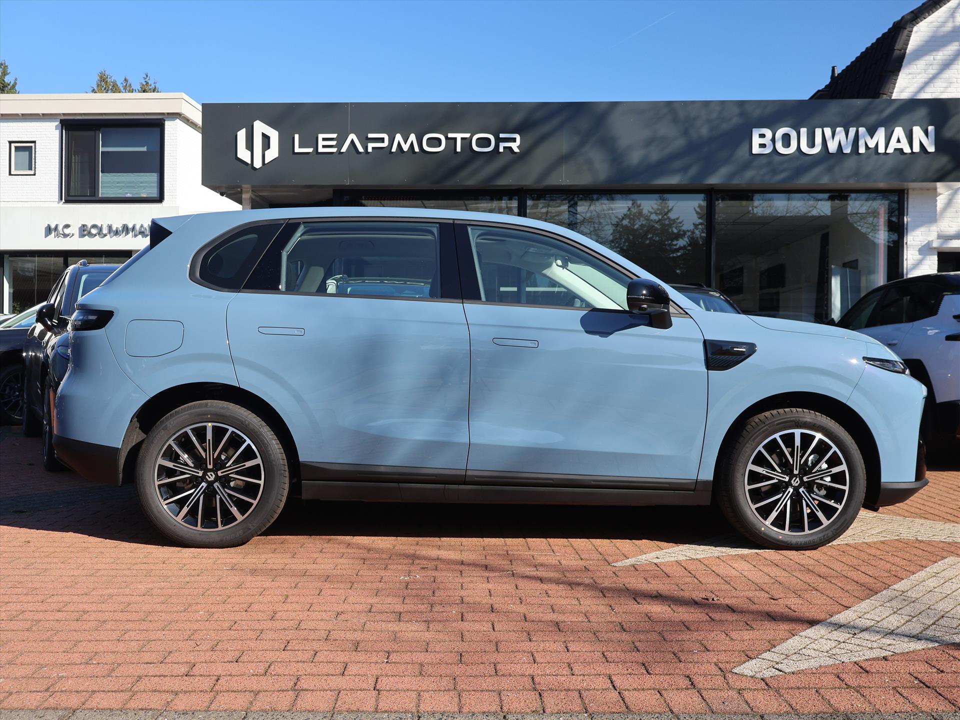 Leapmotor B10 EV 56,2 kWh 218PK Life Pro, Rijklaarprijs | NIEUW | Panoramadak | Navigatie | Camera | Adaptieve Cruise Control - Afbeelding 4