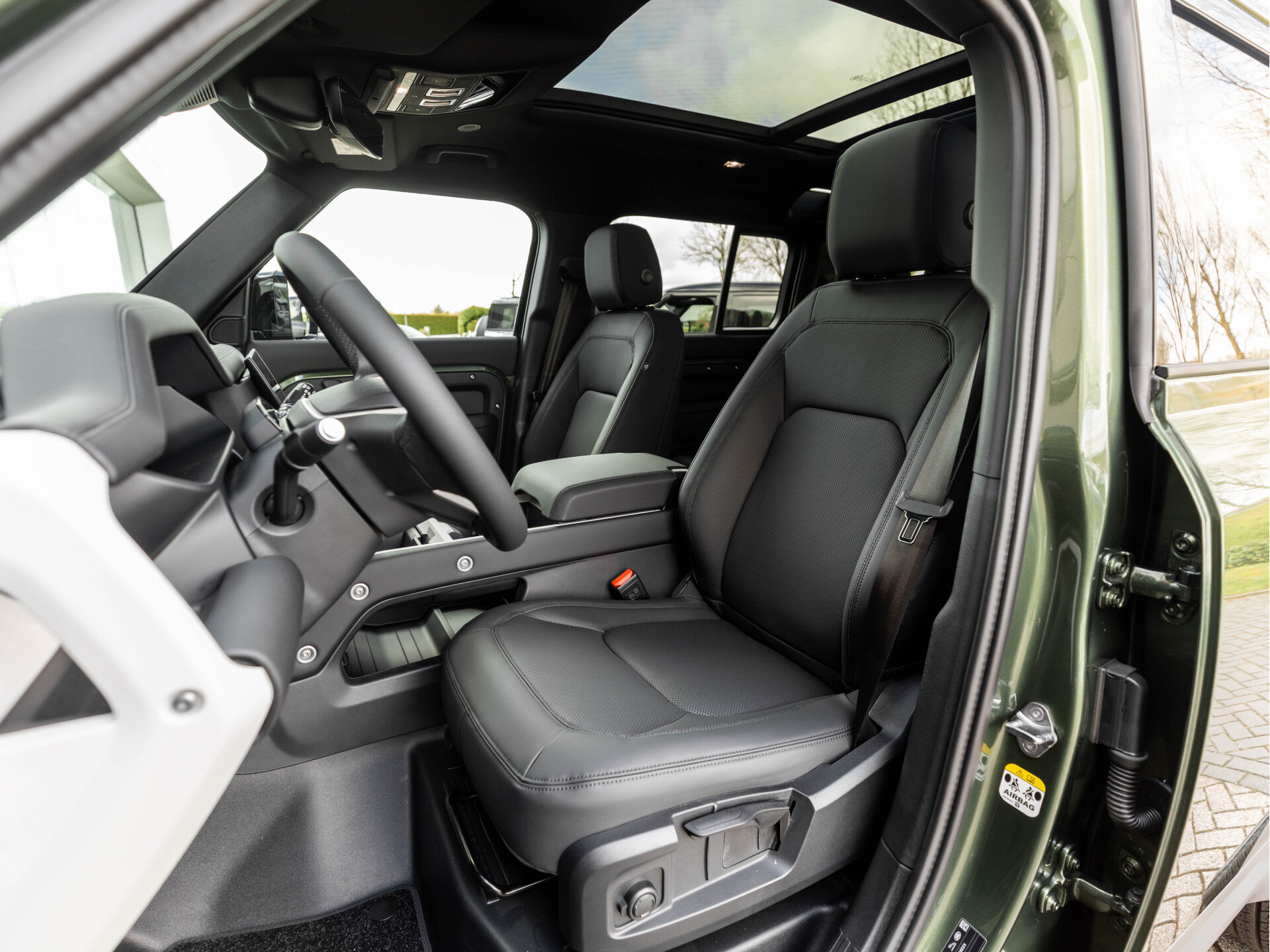 Land Rover Defender 110 2.0 P300e 110 Forest Edition - Afbeelding 4